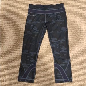Lululemon navy camo crop tight size 6